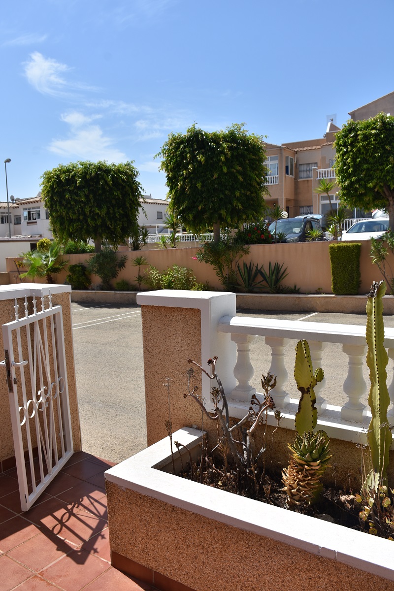 BUNGALOW DÚPLEX ORIENTACIÓN SUR CON SOLÁRIUM, JARDÍN, PISCINA Y PARKING COMUNITARIO