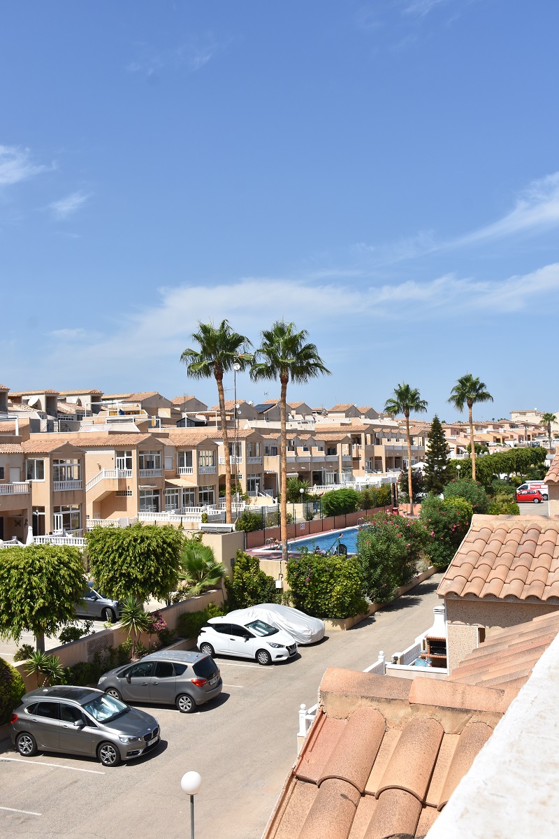 BUNGALOW DÚPLEX ORIENTACIÓN SUR CON SOLÁRIUM, JARDÍN, PISCINA Y PARKING COMUNITARIO