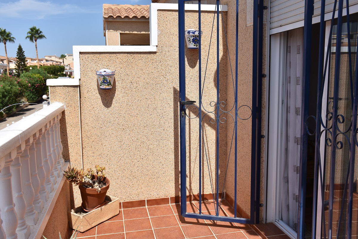 BUNGALOW DÚPLEX ORIENTACIÓN SUR CON SOLÁRIUM, JARDÍN, PISCINA Y PARKING COMUNITARIO