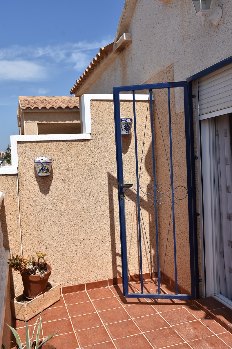 BUNGALOW DÚPLEX ORIENTACIÓN SUR CON SOLÁRIUM, JARDÍN, PISCINA Y PARKING COMUNITARIO