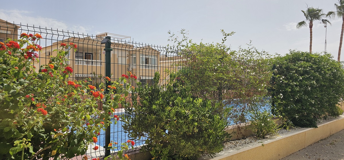 BUNGALOW DÚPLEX ORIENTACIÓN SUR CON SOLÁRIUM, JARDÍN, PISCINA Y PARKING COMUNITARIO