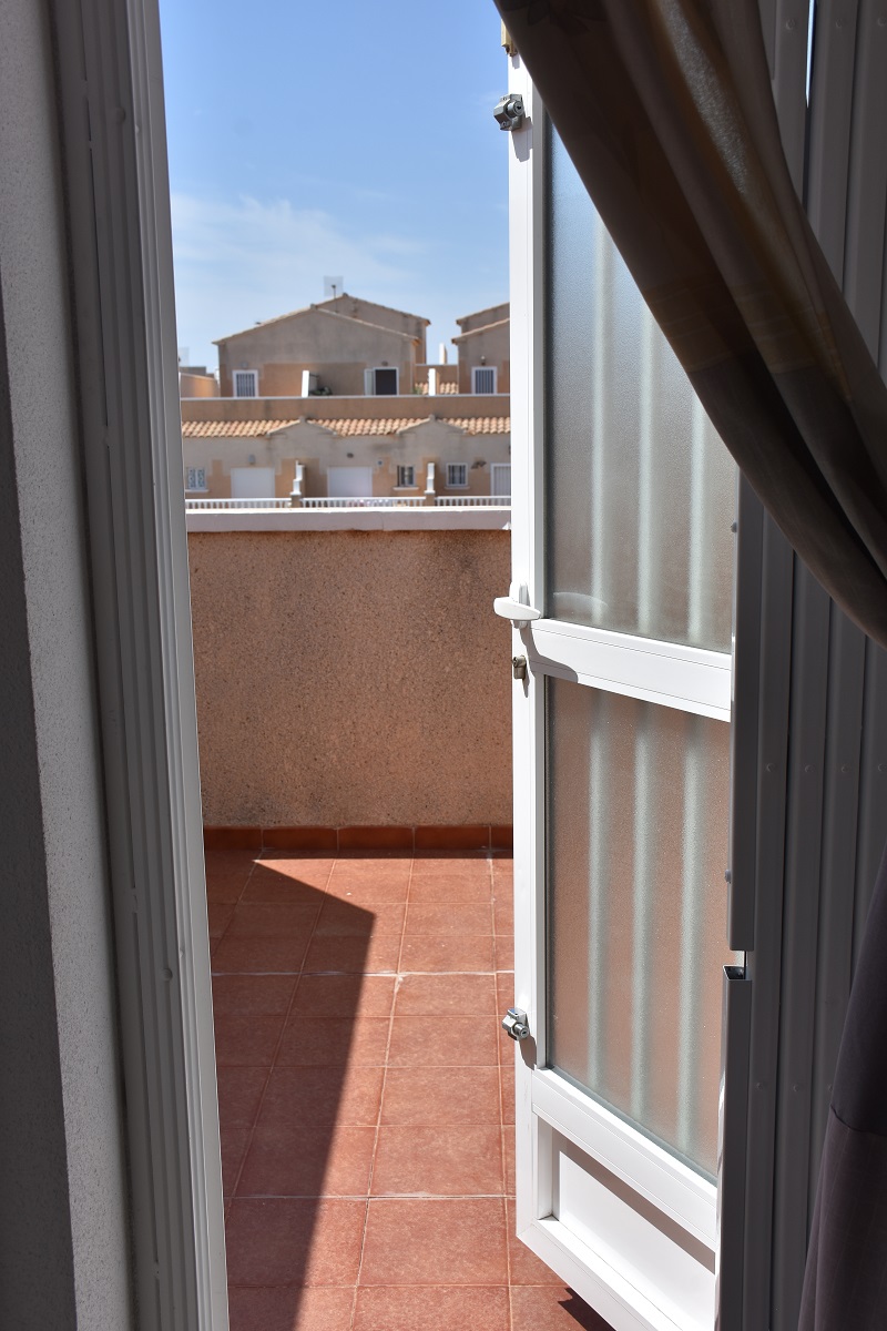 BUNGALOW DÚPLEX ORIENTACIÓN SUR CON SOLÁRIUM, JARDÍN, PISCINA Y PARKING COMUNITARIO