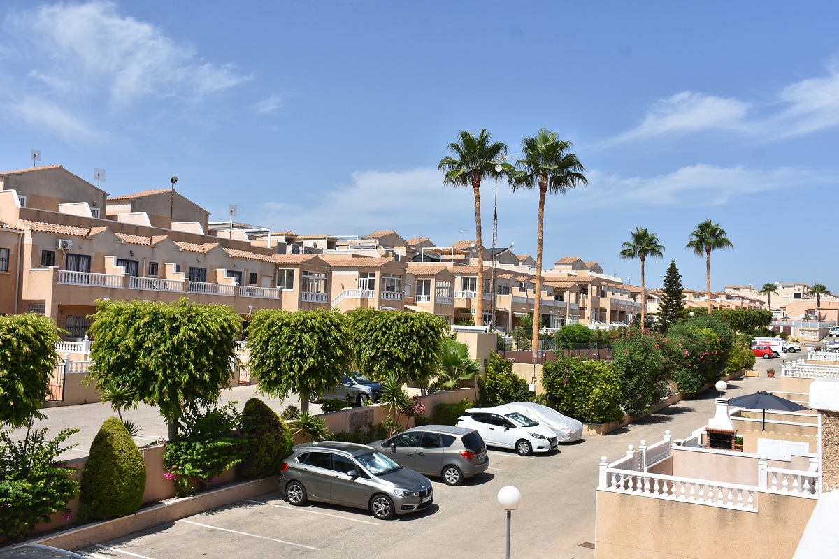 BUNGALOW DÚPLEX ORIENTACIÓN SUR CON SOLÁRIUM, JARDÍN, PISCINA Y PARKING COMUNITARIO