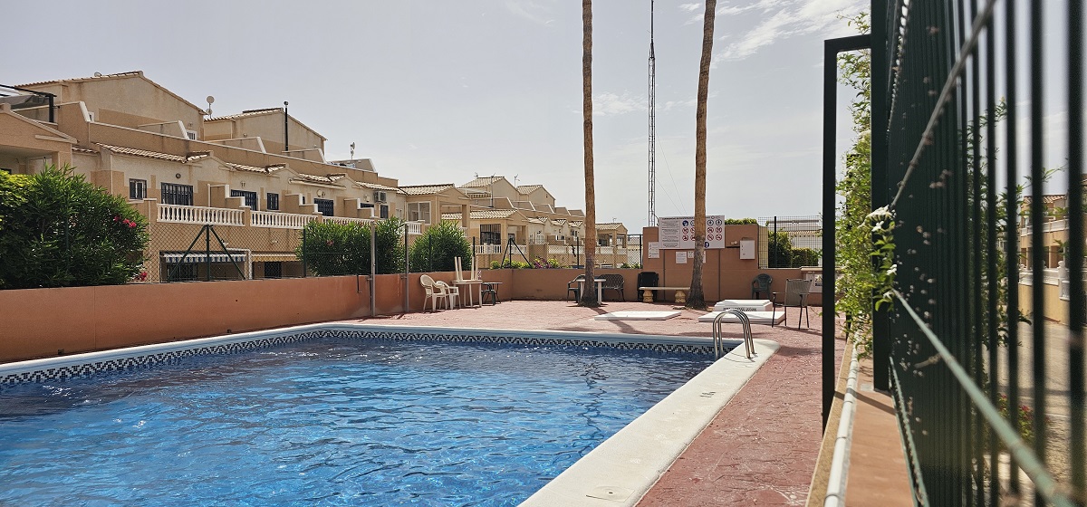 BUNGALOW DÚPLEX ORIENTACIÓN SUR CON SOLÁRIUM, JARDÍN, PISCINA Y PARKING COMUNITARIO