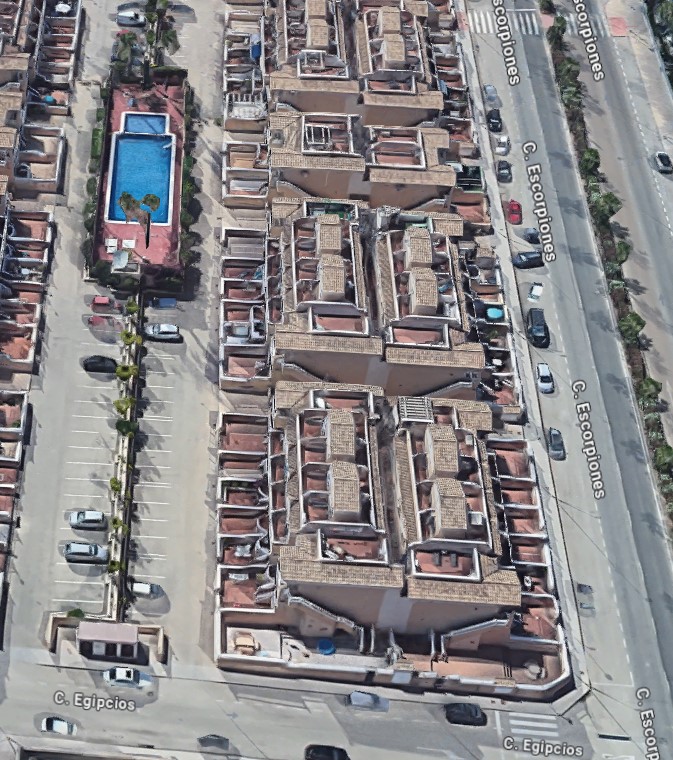 BUNGALOW DÚPLEX ORIENTACIÓN SUR CON SOLÁRIUM, JARDÍN, PISCINA Y PARKING COMUNITARIO