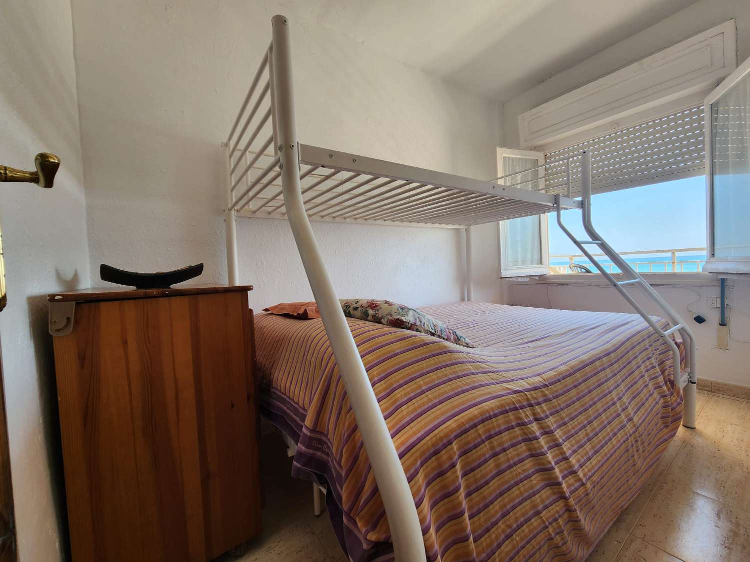 APARTAMENTO EN PRIMERA LÍNEA DE PLAYA EN LA MATA CON ESPECTACULARES VISTAS AL MAR Y PARKING COMUNITARIO