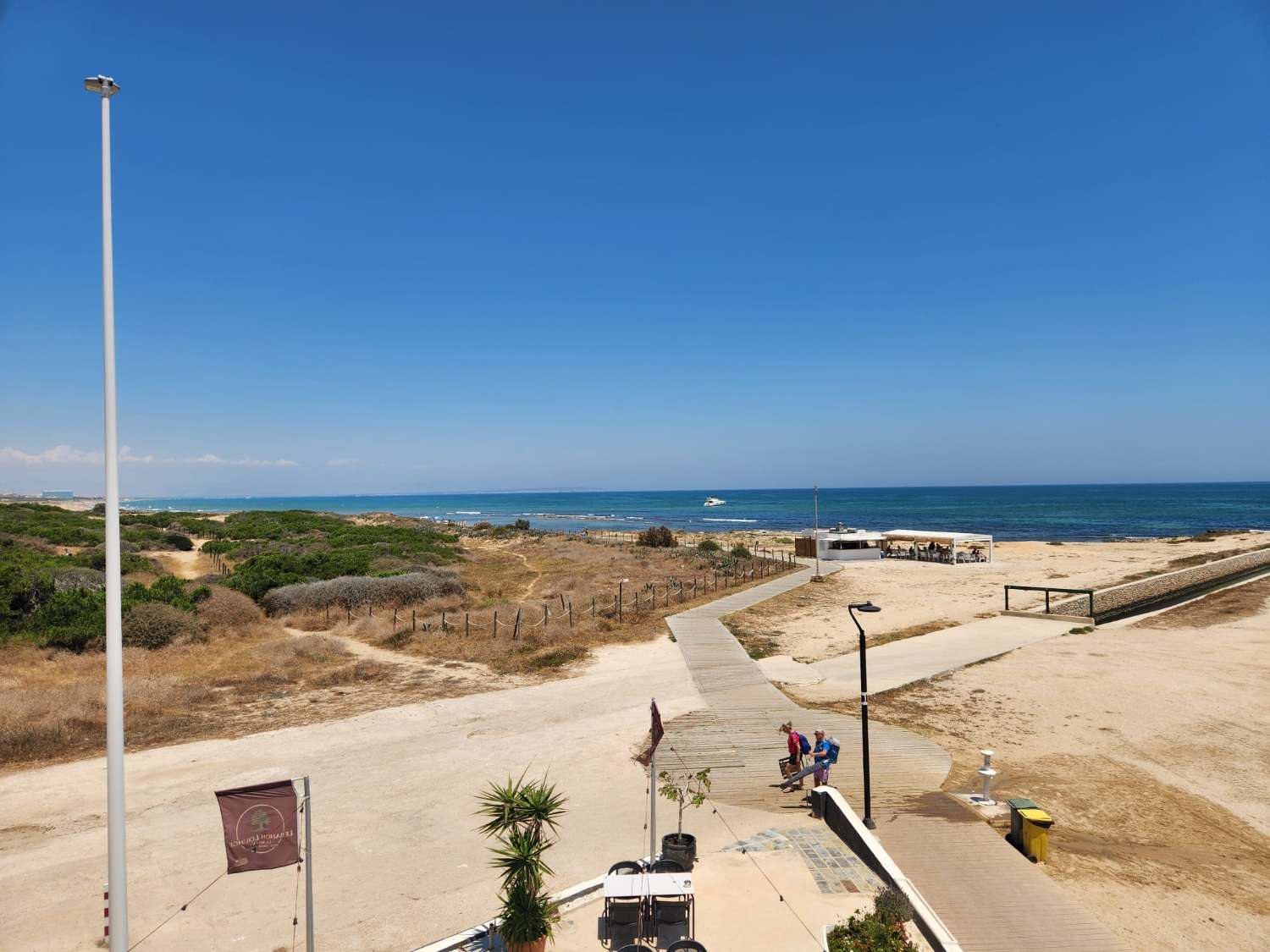 APARTAMENTO EN PRIMERA LÍNEA DE PLAYA EN LA MATA CON ESPECTACULARES VISTAS AL MAR Y PARKING COMUNITARIO