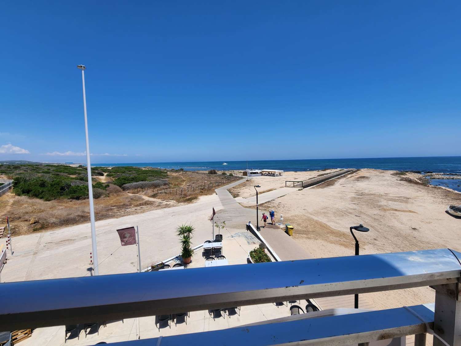 APARTAMENTO EN PRIMERA LÍNEA DE PLAYA EN LA MATA CON ESPECTACULARES VISTAS AL MAR Y PARKING COMUNITARIO
