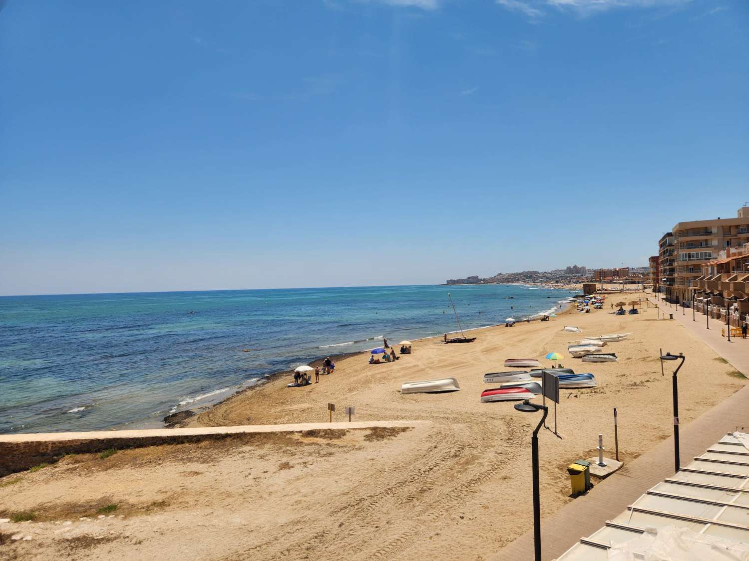 APARTAMENTO EN PRIMERA LÍNEA DE PLAYA EN LA MATA CON ESPECTACULARES VISTAS AL MAR Y PARKING COMUNITARIO