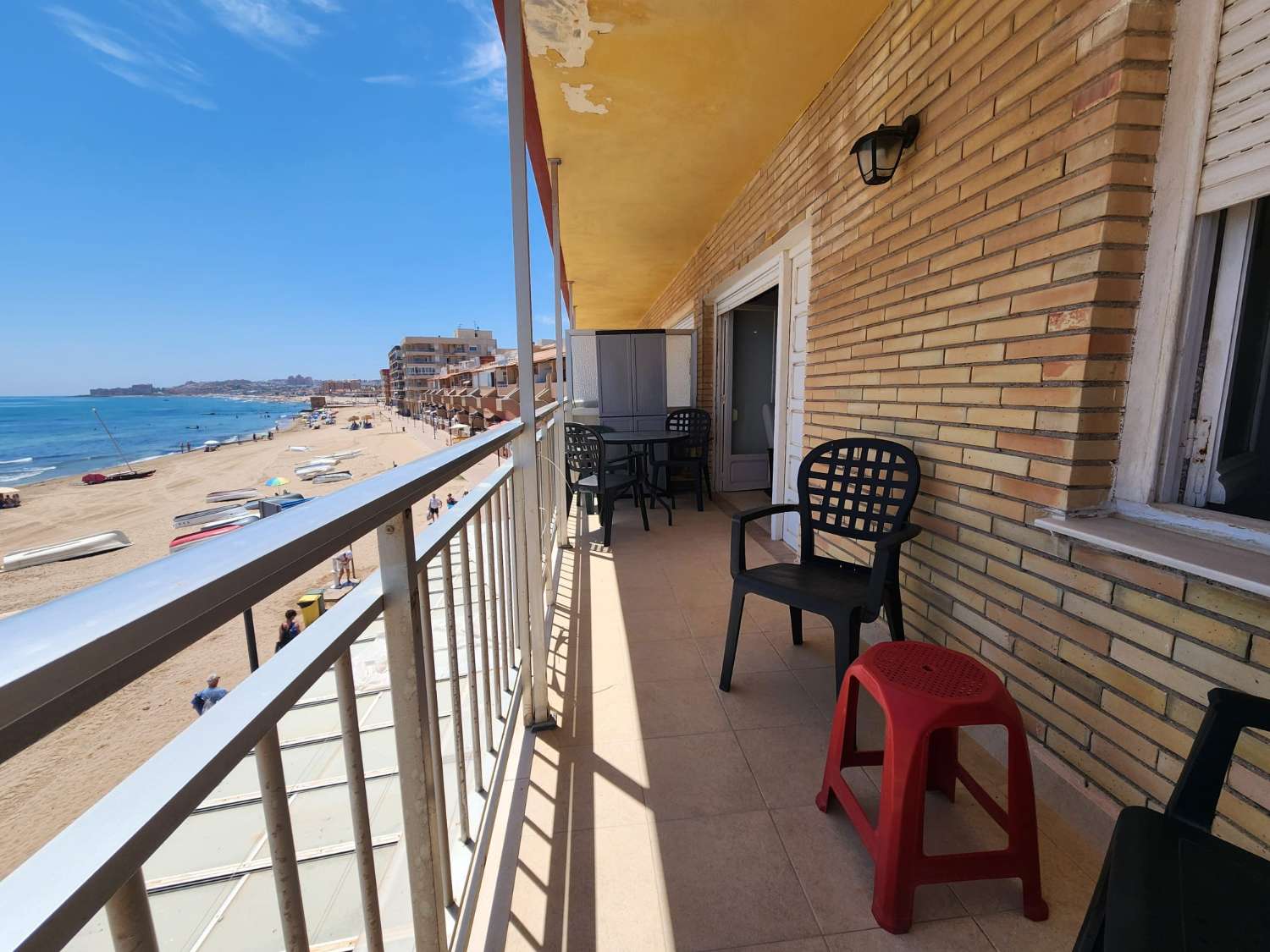 APARTAMENTO EN PRIMERA LÍNEA DE PLAYA EN LA MATA CON ESPECTACULARES VISTAS AL MAR Y PARKING COMUNITARIO