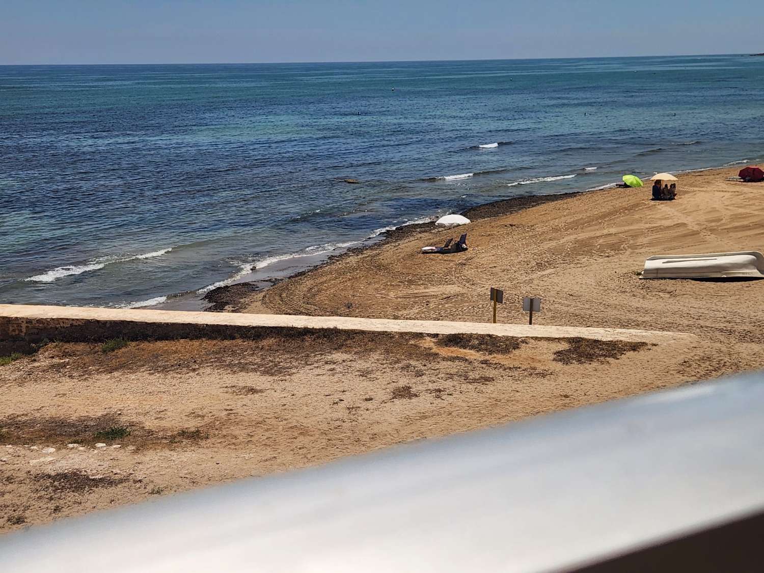 APARTAMENTO EN PRIMERA LÍNEA DE PLAYA EN LA MATA CON ESPECTACULARES VISTAS AL MAR Y PARKING COMUNITARIO