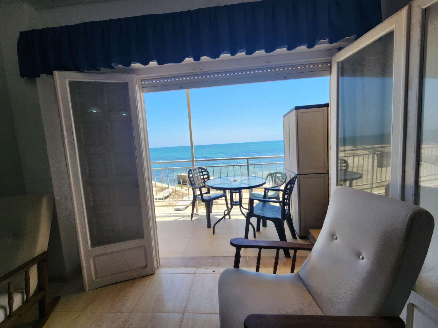 APARTAMENTO EN PRIMERA LÍNEA DE PLAYA EN LA MATA CON ESPECTACULARES VISTAS AL MAR Y PARKING COMUNITARIO