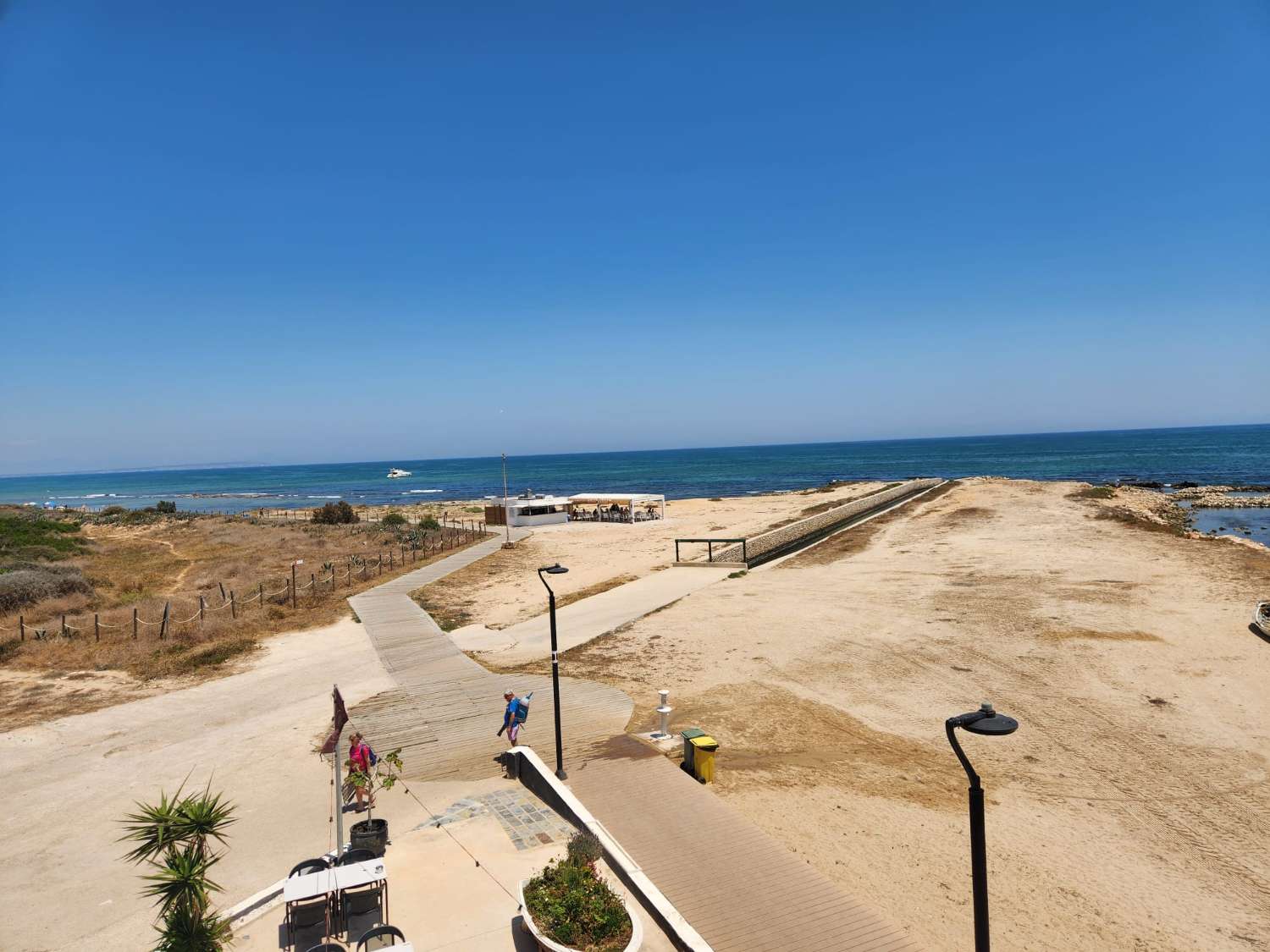 APARTAMENTO EN PRIMERA LÍNEA DE PLAYA EN LA MATA CON ESPECTACULARES VISTAS AL MAR Y PARKING COMUNITARIO
