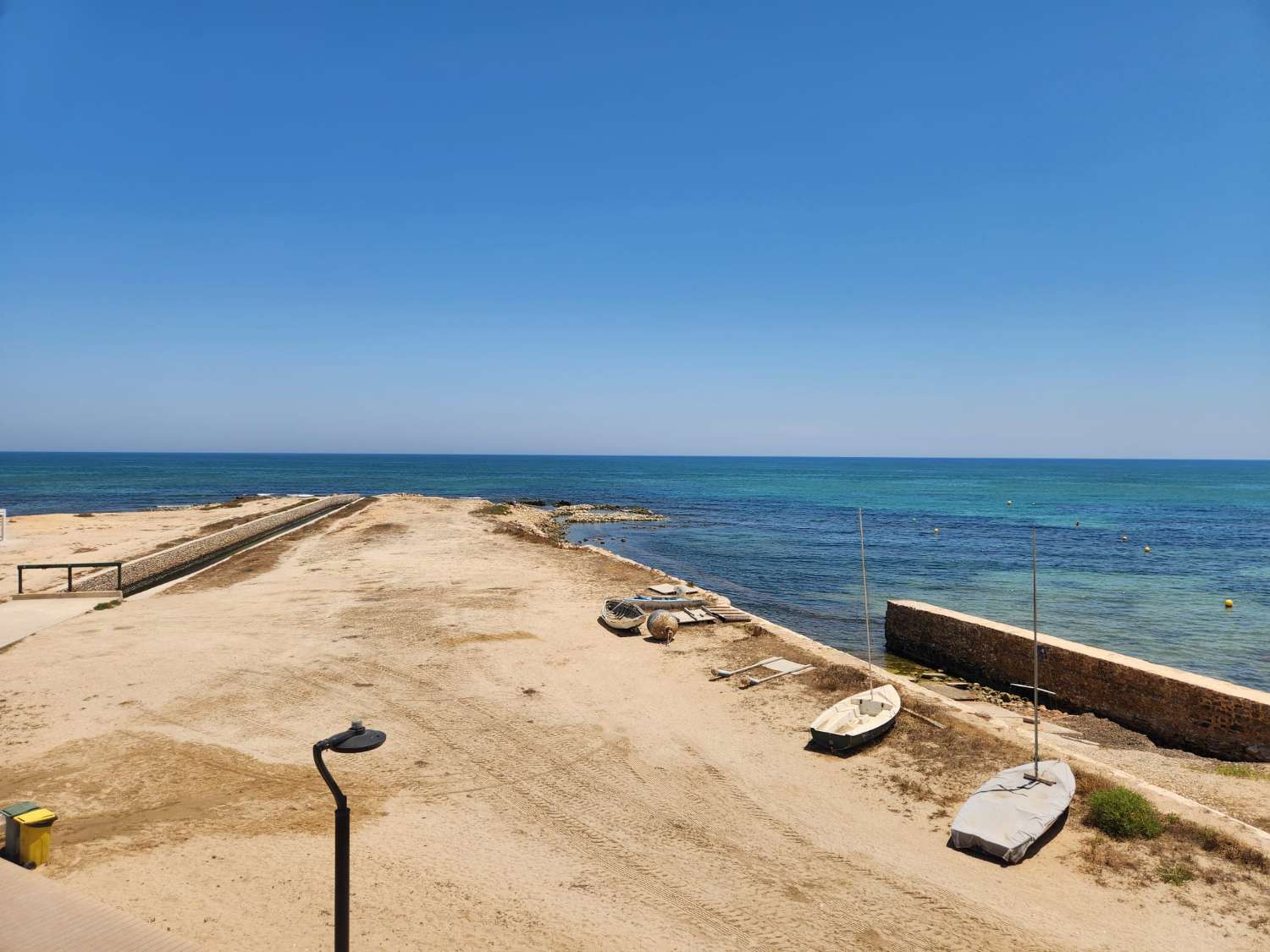 APARTAMENTO EN PRIMERA LÍNEA DE PLAYA EN LA MATA CON ESPECTACULARES VISTAS AL MAR Y PARKING COMUNITARIO