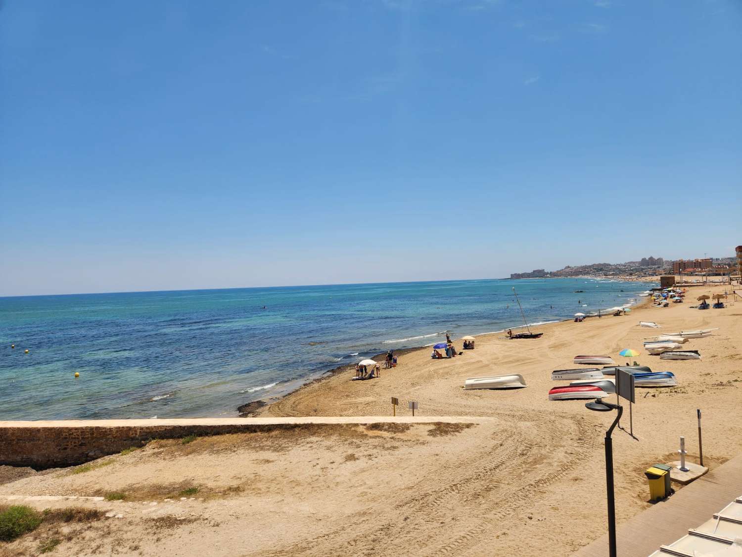APARTAMENTO EN PRIMERA LÍNEA DE PLAYA EN LA MATA CON ESPECTACULARES VISTAS AL MAR Y PARKING COMUNITARIO
