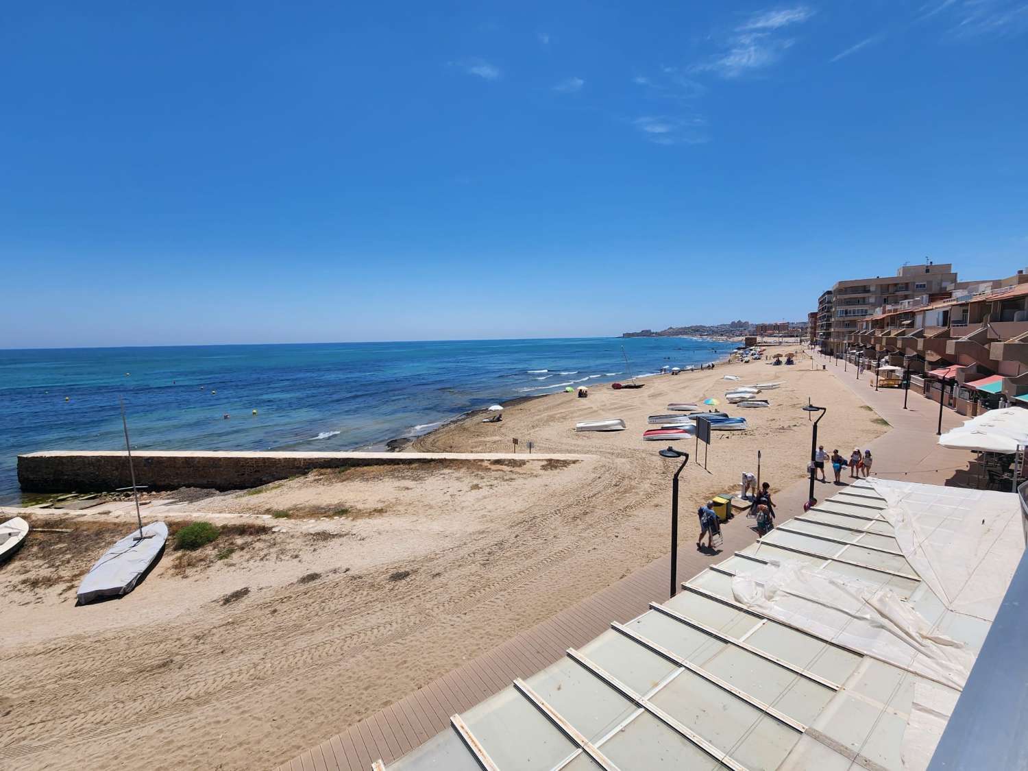 APARTAMENTO EN PRIMERA LÍNEA DE PLAYA EN LA MATA CON ESPECTACULARES VISTAS AL MAR Y PARKING COMUNITARIO