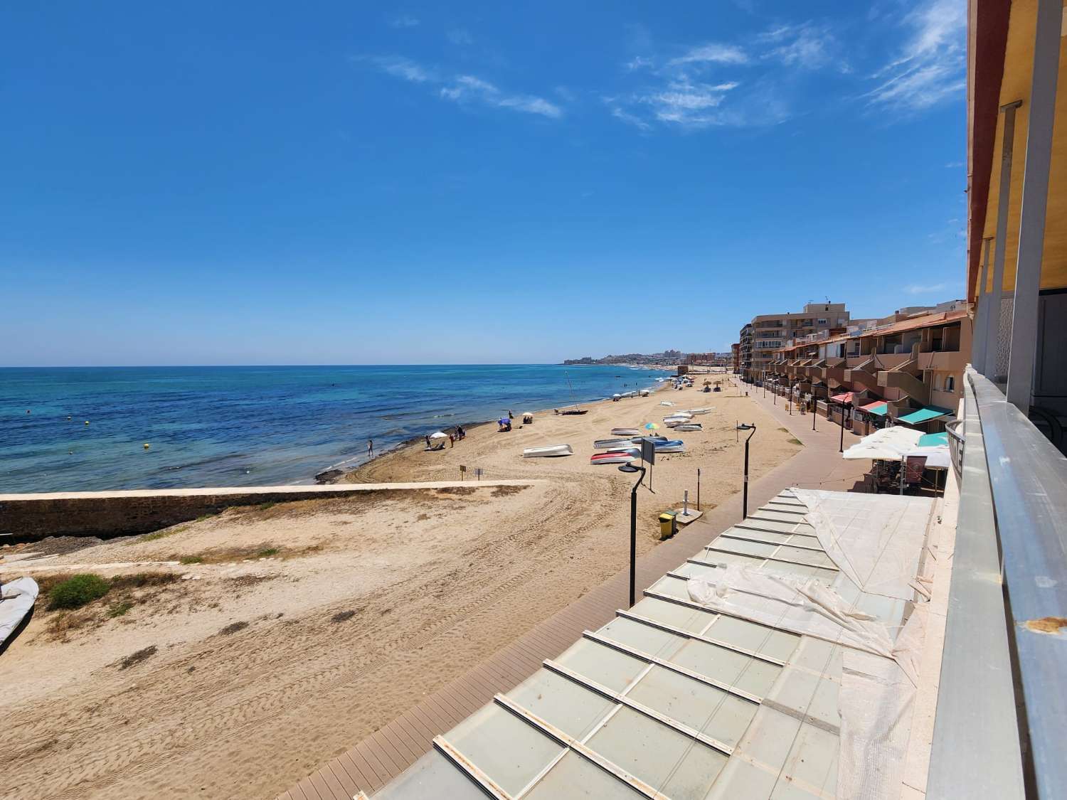 APARTAMENTO EN PRIMERA LÍNEA DE PLAYA EN LA MATA CON ESPECTACULARES VISTAS AL MAR Y PARKING COMUNITARIO