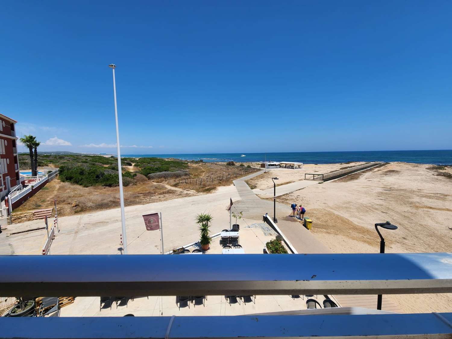 APARTAMENTO EN PRIMERA LÍNEA DE PLAYA EN LA MATA CON ESPECTACULARES VISTAS AL MAR Y PARKING COMUNITARIO
