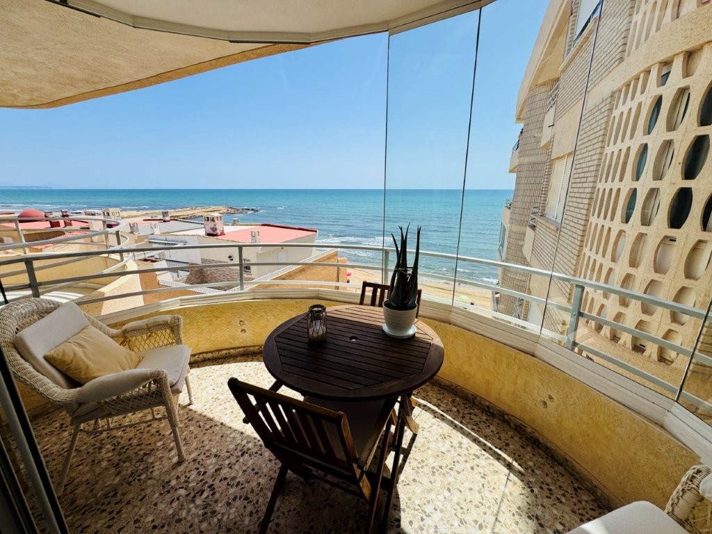 ESPECTACULAR PRIMERA LÍNEA DE PLAYA CON VISTAS PANORÁMICAS AL MAR Y GARAJE EN LA MATA