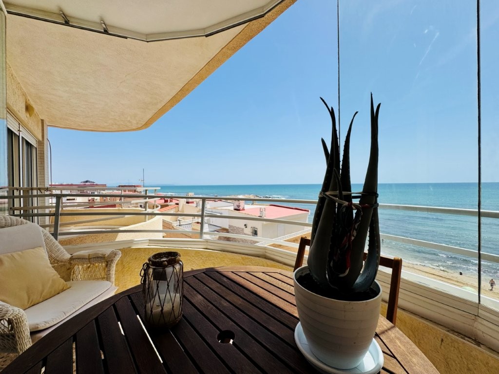 ESPECTACULAR PRIMERA LÍNEA DE PLAYA CON VISTAS PANORÁMICAS AL MAR Y GARAJE EN LA MATA