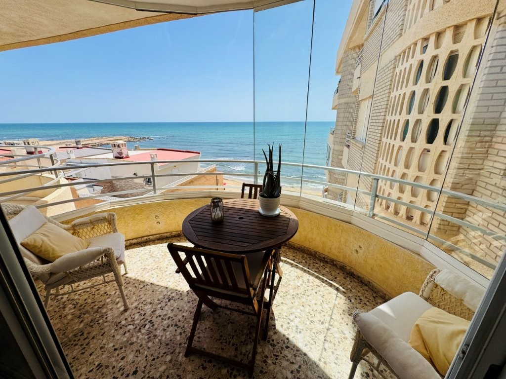 ESPECTACULAR PRIMERA LÍNEA DE PLAYA CON VISTAS PANORÁMICAS AL MAR Y GARAJE EN LA MATA