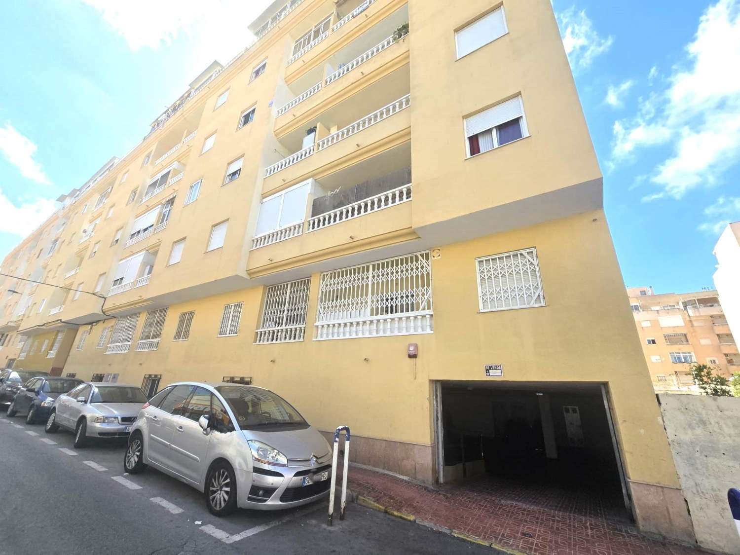 APARTAMENTO CON PISCINA, GARAJE, TRASTERO Y TERRAZA CERCA DEL CENTRO DE TORREVIEJA