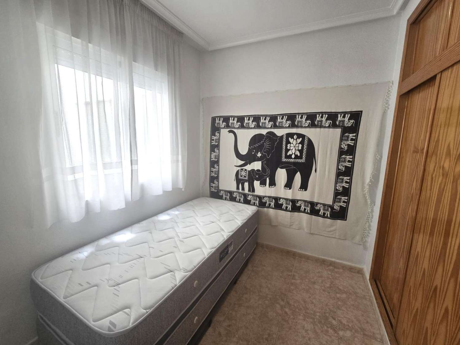 APARTAMENTO CON PISCINA, GARAJE, TRASTERO Y TERRAZA CERCA DEL CENTRO DE TORREVIEJA
