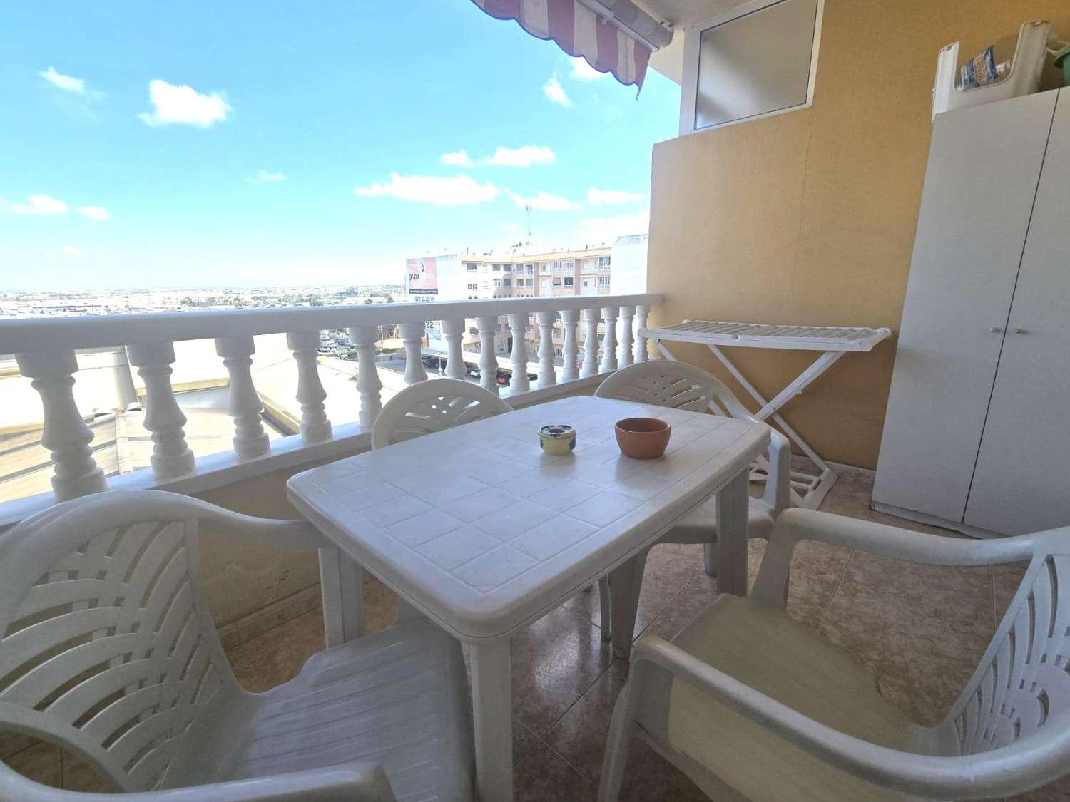 APARTAMENTO CON PISCINA, GARAJE, TRASTERO Y TERRAZA CERCA DEL CENTRO DE TORREVIEJA