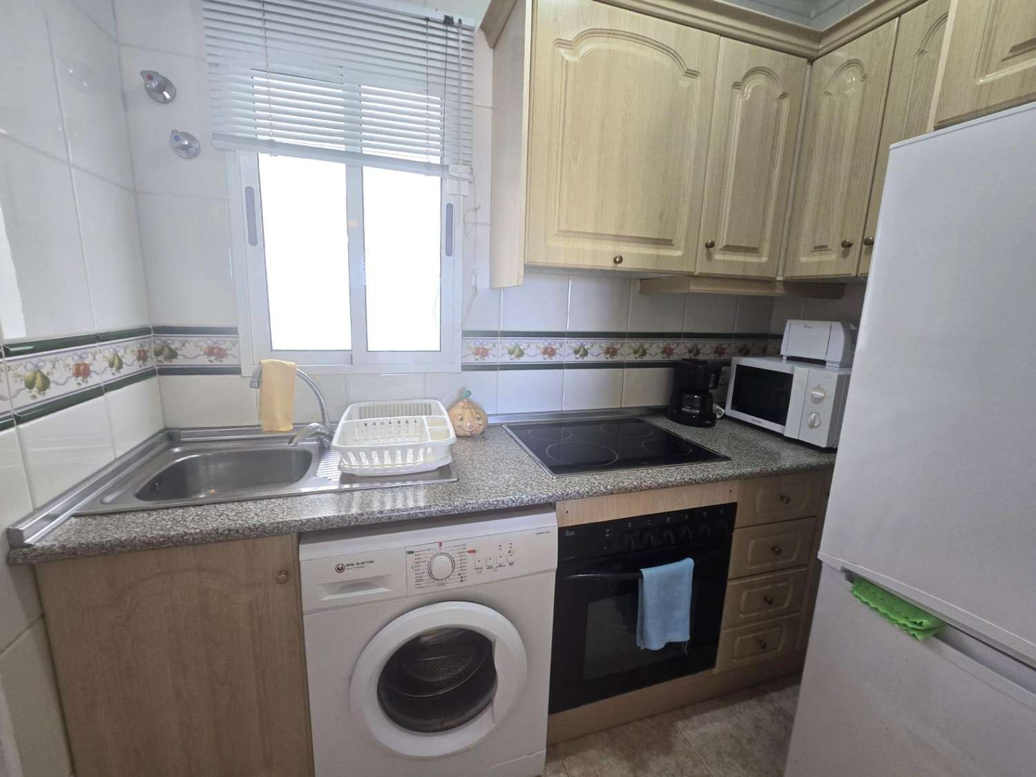 APARTAMENTO CON PISCINA, GARAJE, TRASTERO Y TERRAZA CERCA DEL CENTRO DE TORREVIEJA