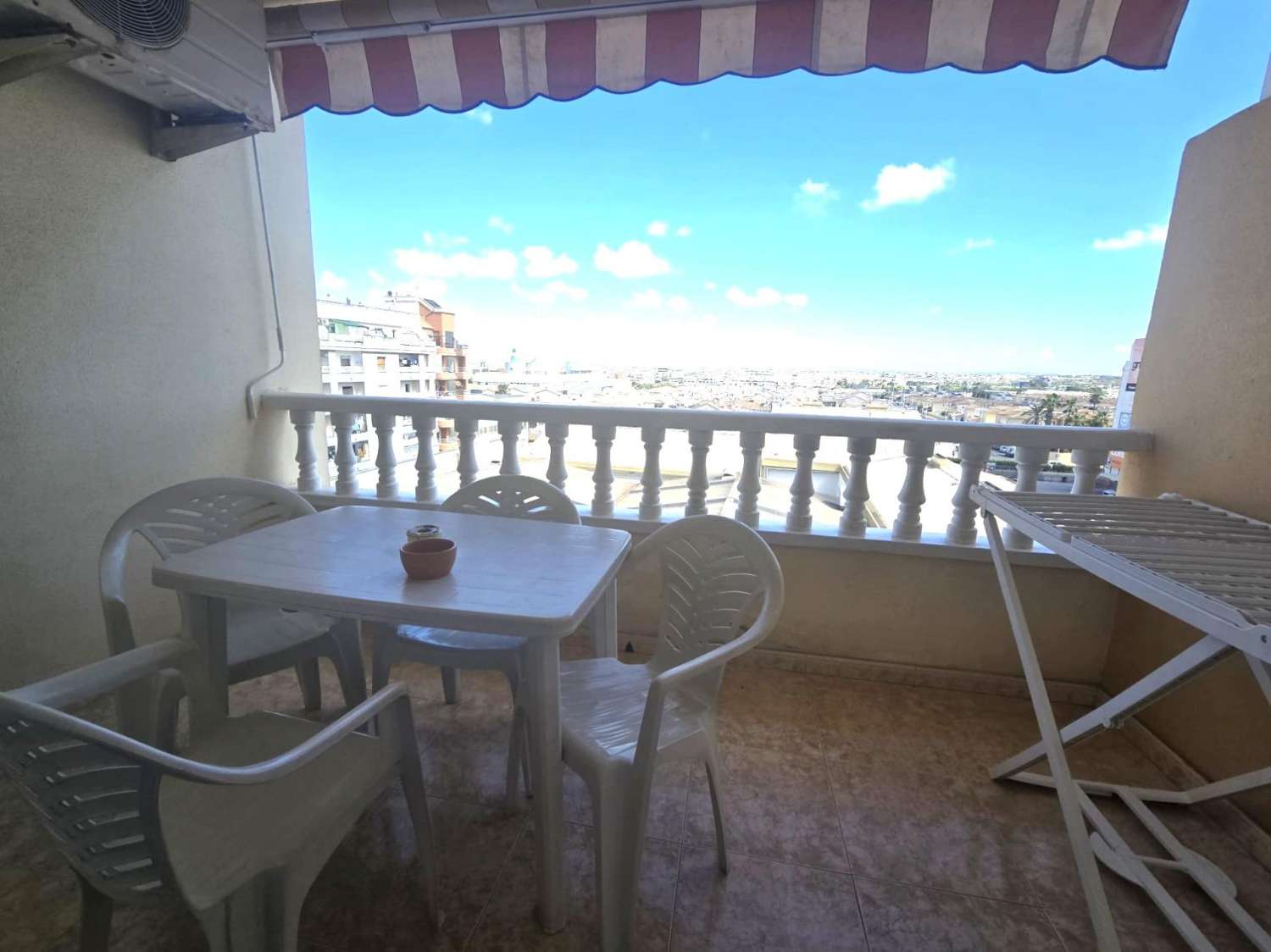APARTAMENTO CON PISCINA, GARAJE, TRASTERO Y TERRAZA CERCA DEL CENTRO DE TORREVIEJA