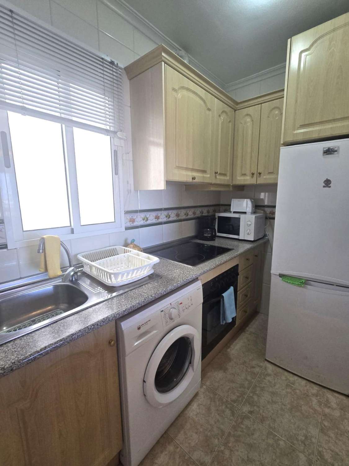 APARTAMENTO CON PISCINA, GARAJE, TRASTERO Y TERRAZA CERCA DEL CENTRO DE TORREVIEJA