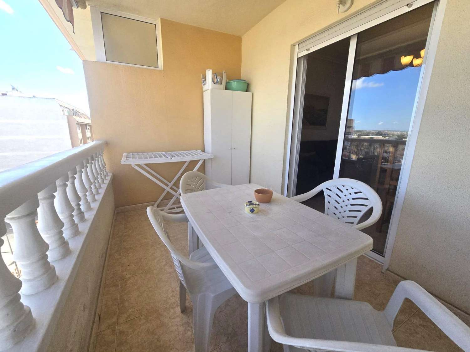 APARTAMENTO CON PISCINA, GARAJE, TRASTERO Y TERRAZA CERCA DEL CENTRO DE TORREVIEJA