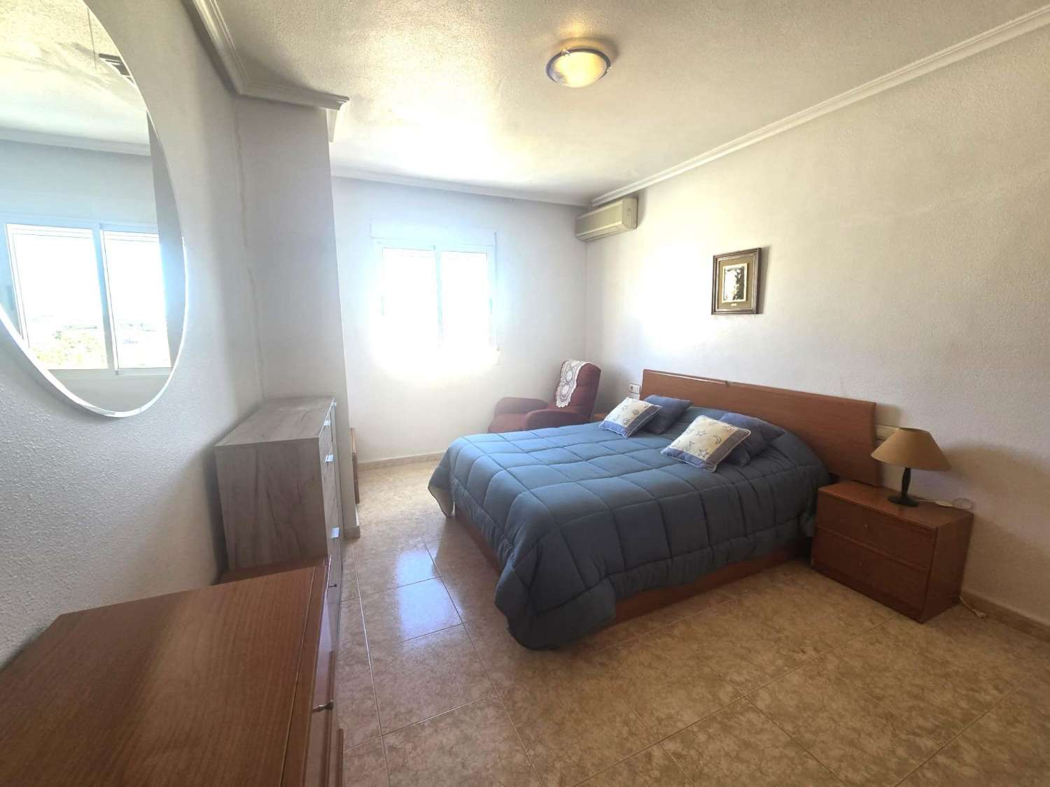 APARTAMENTO CON PISCINA, GARAJE, TRASTERO Y TERRAZA CERCA DEL CENTRO DE TORREVIEJA