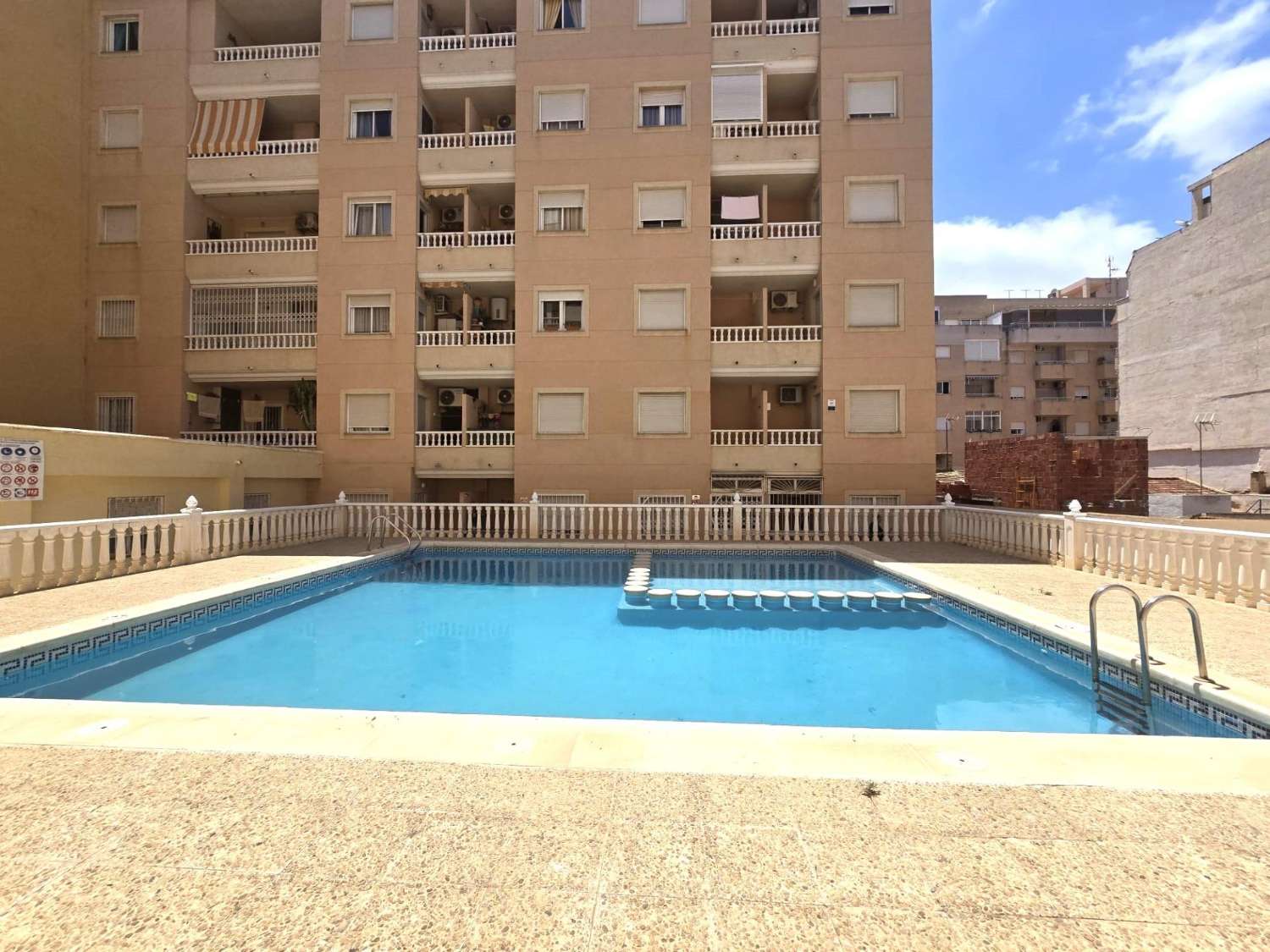 APARTAMENTO CON PISCINA, GARAJE, TRASTERO Y TERRAZA CERCA DEL CENTRO DE TORREVIEJA