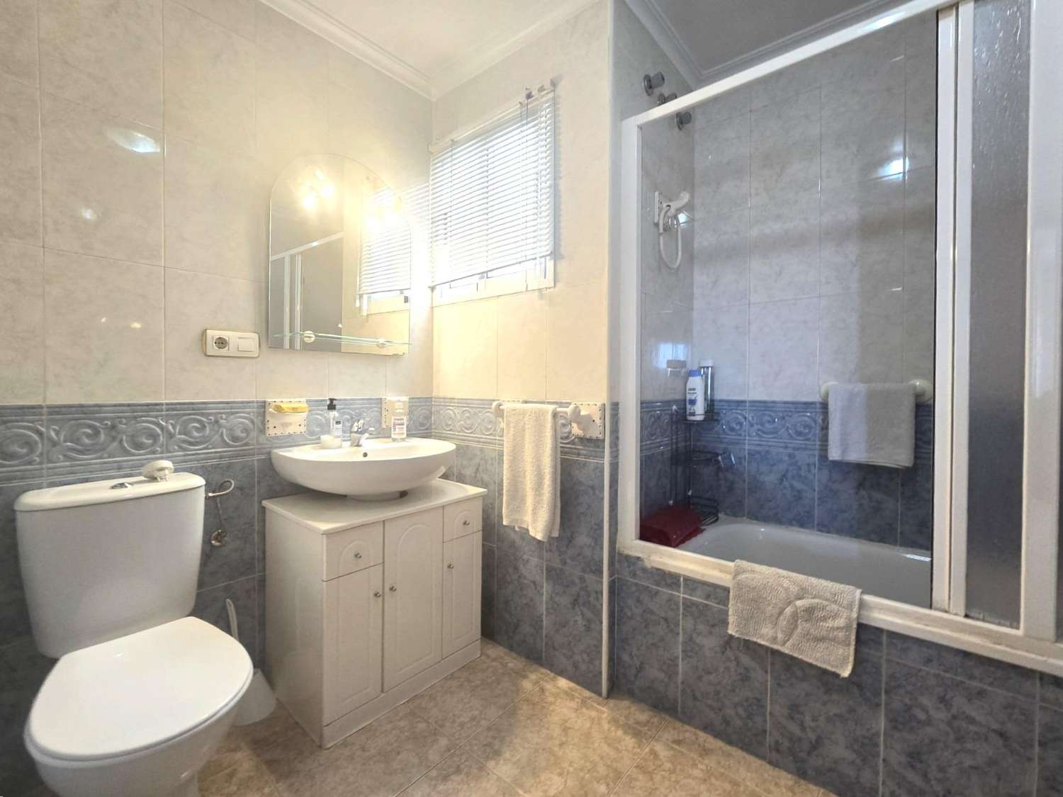 APARTAMENTO CON PISCINA, GARAJE, TRASTERO Y TERRAZA CERCA DEL CENTRO DE TORREVIEJA