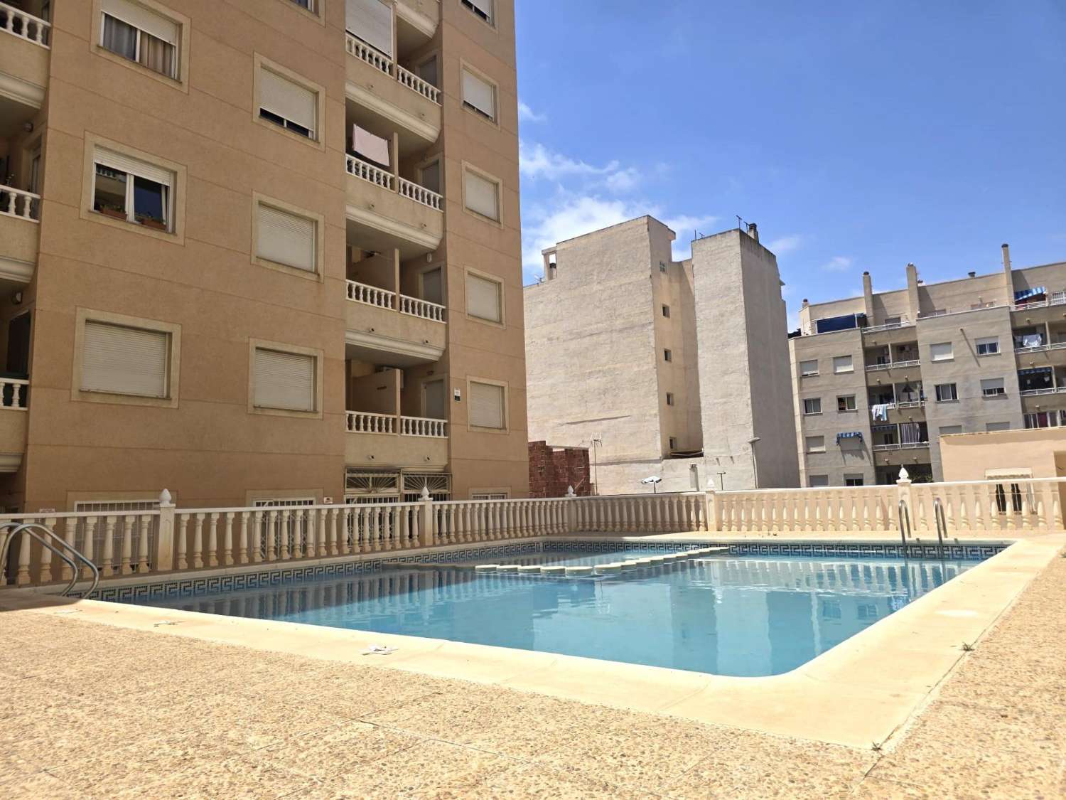 APARTAMENTO CON PISCINA, GARAJE, TRASTERO Y TERRAZA CERCA DEL CENTRO DE TORREVIEJA