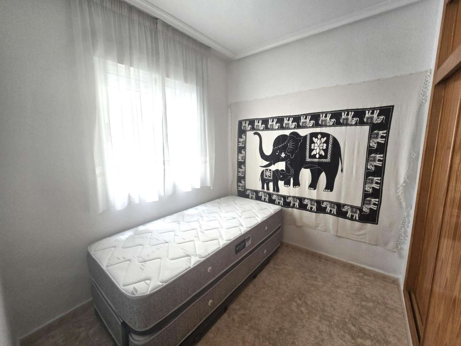 APARTAMENTO CON PISCINA, GARAJE, TRASTERO Y TERRAZA CERCA DEL CENTRO DE TORREVIEJA