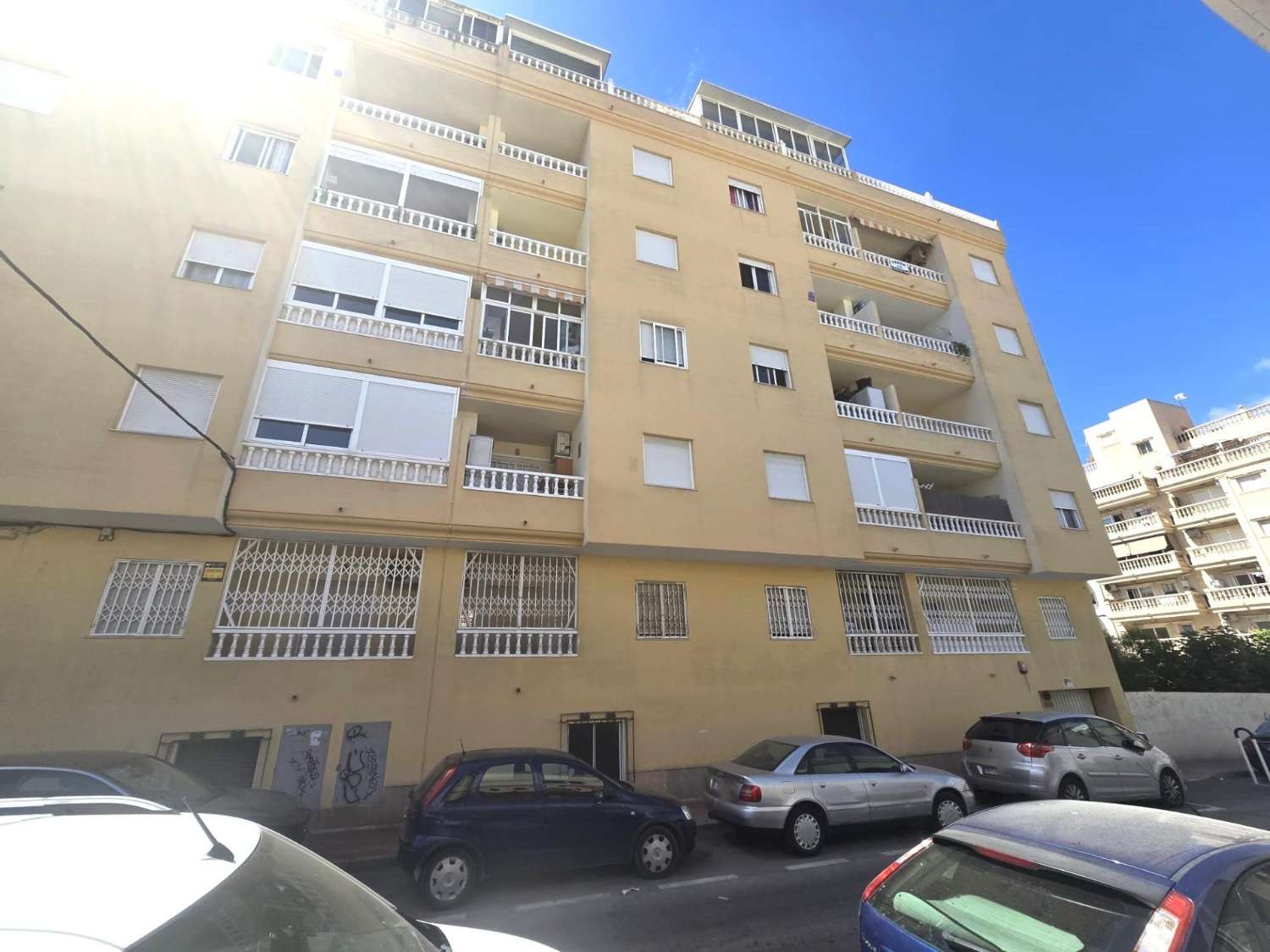 APARTAMENTO CON PISCINA, GARAJE, TRASTERO Y TERRAZA CERCA DEL CENTRO DE TORREVIEJA