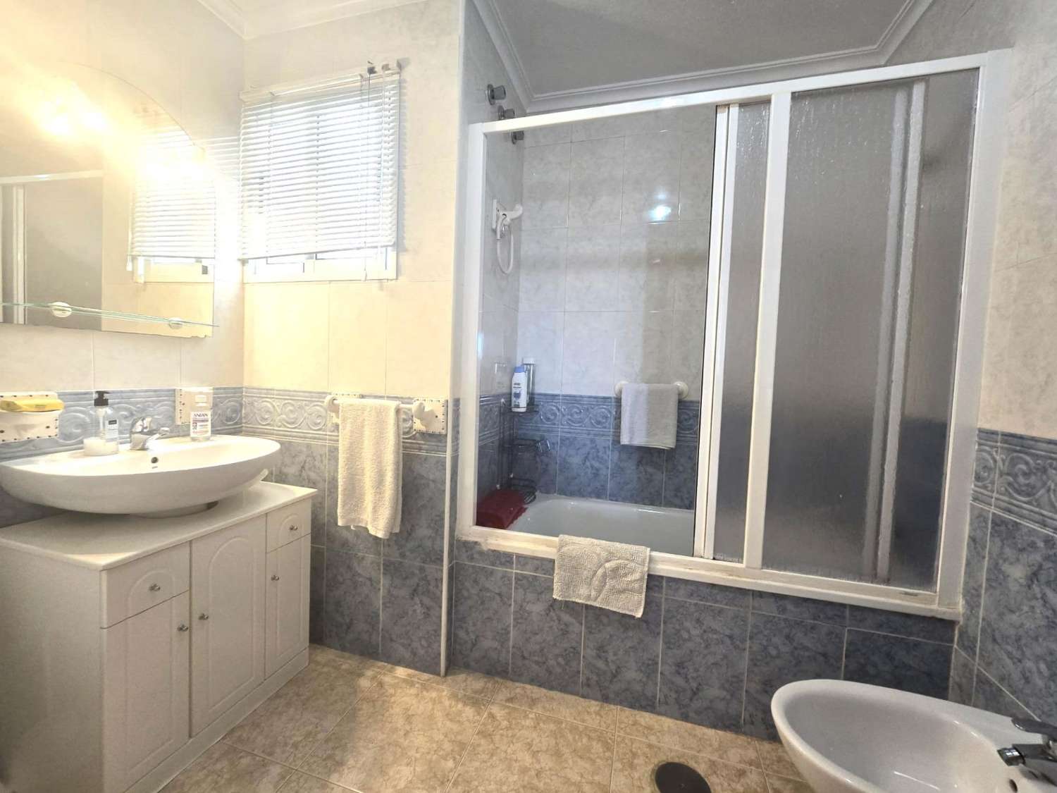 APARTAMENTO CON PISCINA, GARAJE, TRASTERO Y TERRAZA CERCA DEL CENTRO DE TORREVIEJA