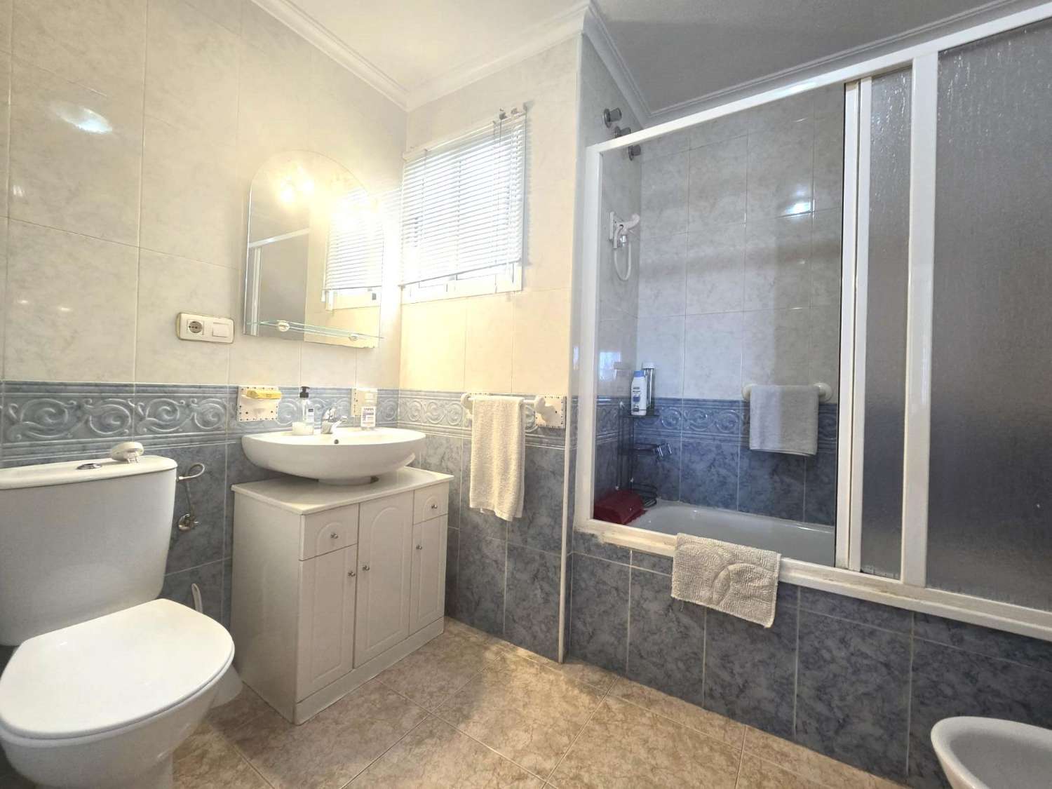 APARTAMENTO CON PISCINA, GARAJE, TRASTERO Y TERRAZA CERCA DEL CENTRO DE TORREVIEJA