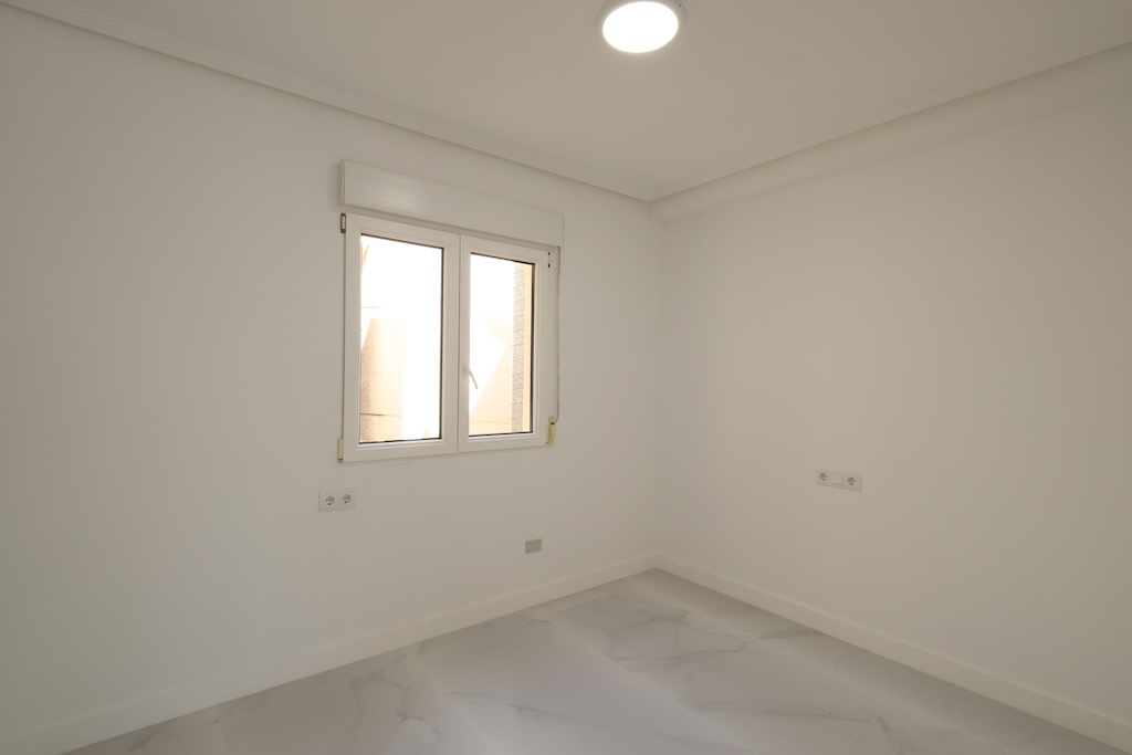 ÁTICO TURÍSTICO REFORMADO CON SOLÁRIUM PRIVADO DE 58 M², GARAJE Y TRASTERO EN AGUA MARINA