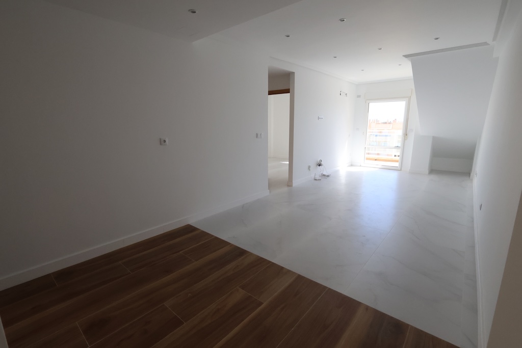 ÁTICO TURÍSTICO REFORMADO CON SOLÁRIUM PRIVADO DE 58 M², GARAJE Y TRASTERO EN AGUA MARINA