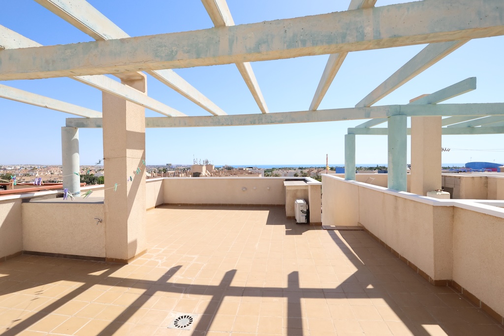 ÁTICO TURÍSTICO REFORMADO CON SOLÁRIUM PRIVADO DE 58 M², GARAJE Y TRASTERO EN AGUA MARINA