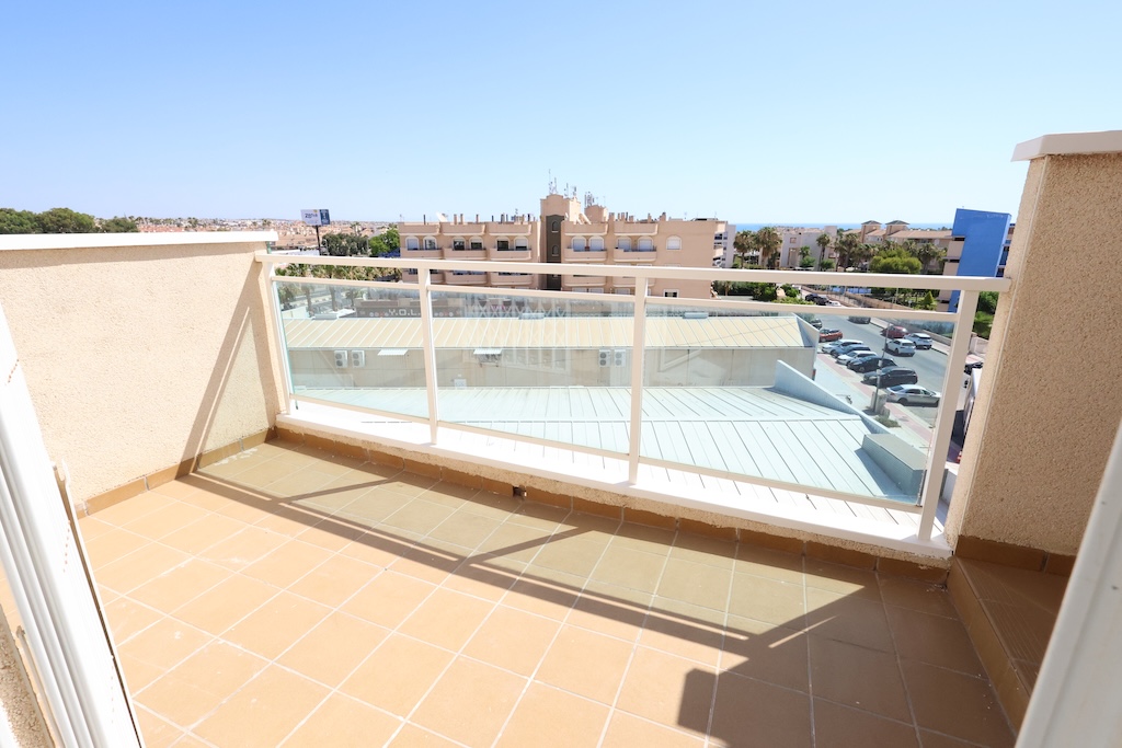 ÁTICO TURÍSTICO REFORMADO CON SOLÁRIUM PRIVADO DE 58 M², GARAJE Y TRASTERO EN AGUA MARINA