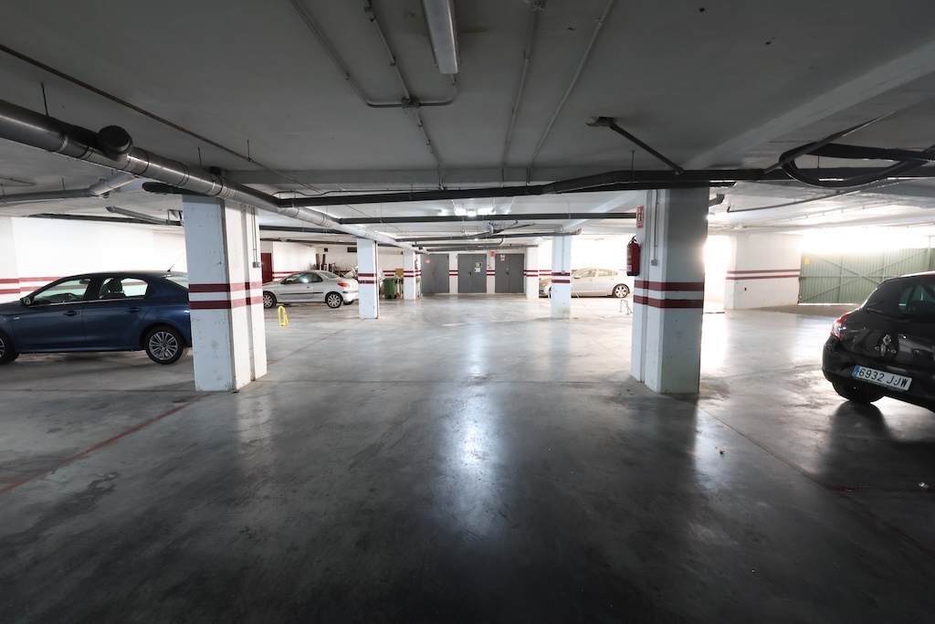 ÁTICO TURÍSTICO REFORMADO CON SOLÁRIUM PRIVADO DE 58 M², GARAJE Y TRASTERO EN AGUA MARINA