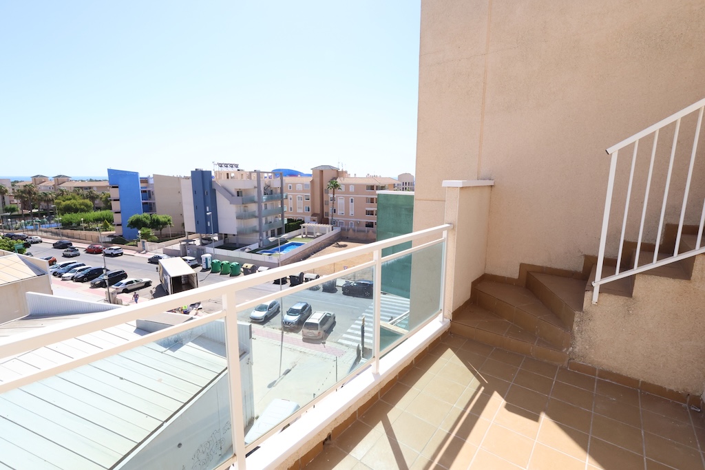 ÁTICO TURÍSTICO REFORMADO CON SOLÁRIUM PRIVADO DE 58 M², GARAJE Y TRASTERO EN AGUA MARINA