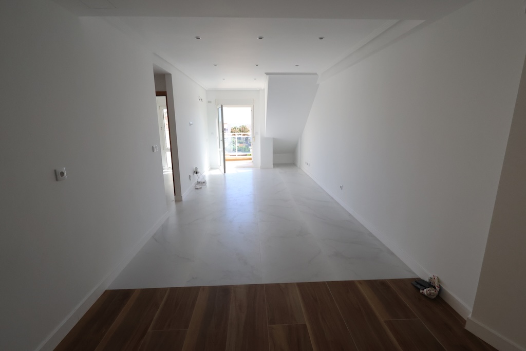 ÁTICO TURÍSTICO REFORMADO CON SOLÁRIUM PRIVADO DE 58 M², GARAJE Y TRASTERO EN AGUA MARINA