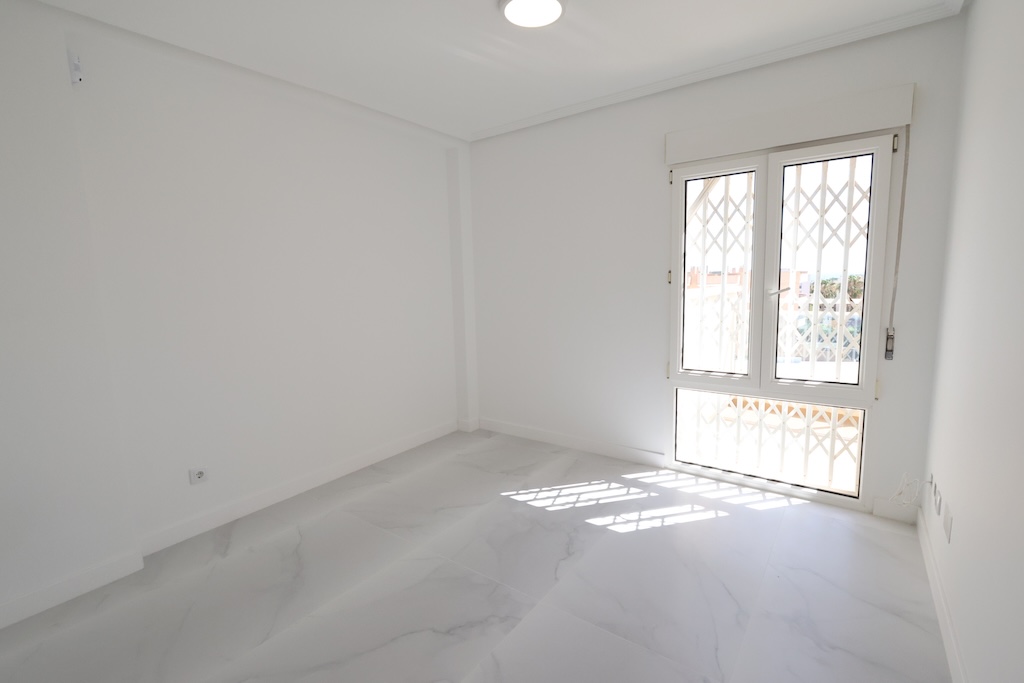 ÁTICO TURÍSTICO REFORMADO CON SOLÁRIUM PRIVADO DE 58 M², GARAJE Y TRASTERO EN AGUA MARINA