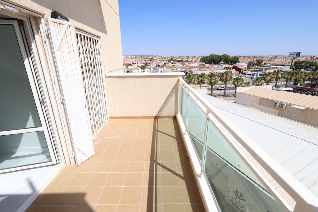 ÁTICO TURÍSTICO REFORMADO CON SOLÁRIUM PRIVADO DE 58 M², GARAJE Y TRASTERO EN AGUA MARINA