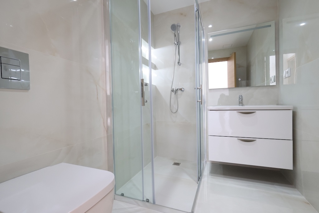 ÁTICO TURÍSTICO REFORMADO CON SOLÁRIUM PRIVADO DE 58 M², GARAJE Y TRASTERO EN AGUA MARINA